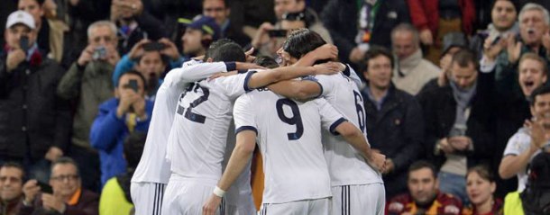 Los jugadores del Real Madrid celebran uno de los tres goles.